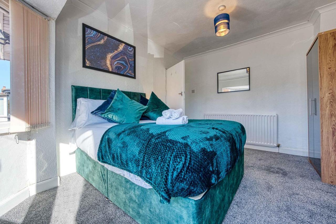 Xclusive Living Close To Nec, Free Wifi, Netflix, Parking, Sleeps 5, 3 Bedroom House, Ideal For Families, Contractors & Corporates On Benedon Road Birmingham