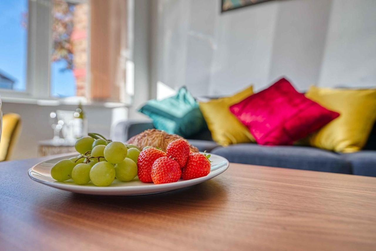 Xclusive Living Close To Nec, Free Wifi, Netflix, Parking, Sleeps 5, 3 Bedroom House, Ideal For Families, Contractors & Corporates On Benedon Road Holiday home *