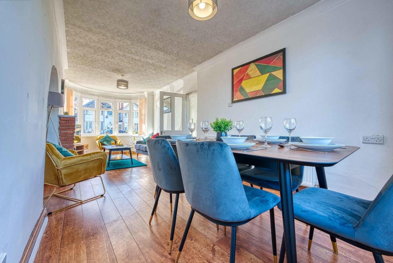Xclusive Living Close To Nec, Free Wifi, Netflix, Parking, Sleeps 5, 3 Bedroom House, Ideal For Families, Contractors & Corporates On Benedon Road *