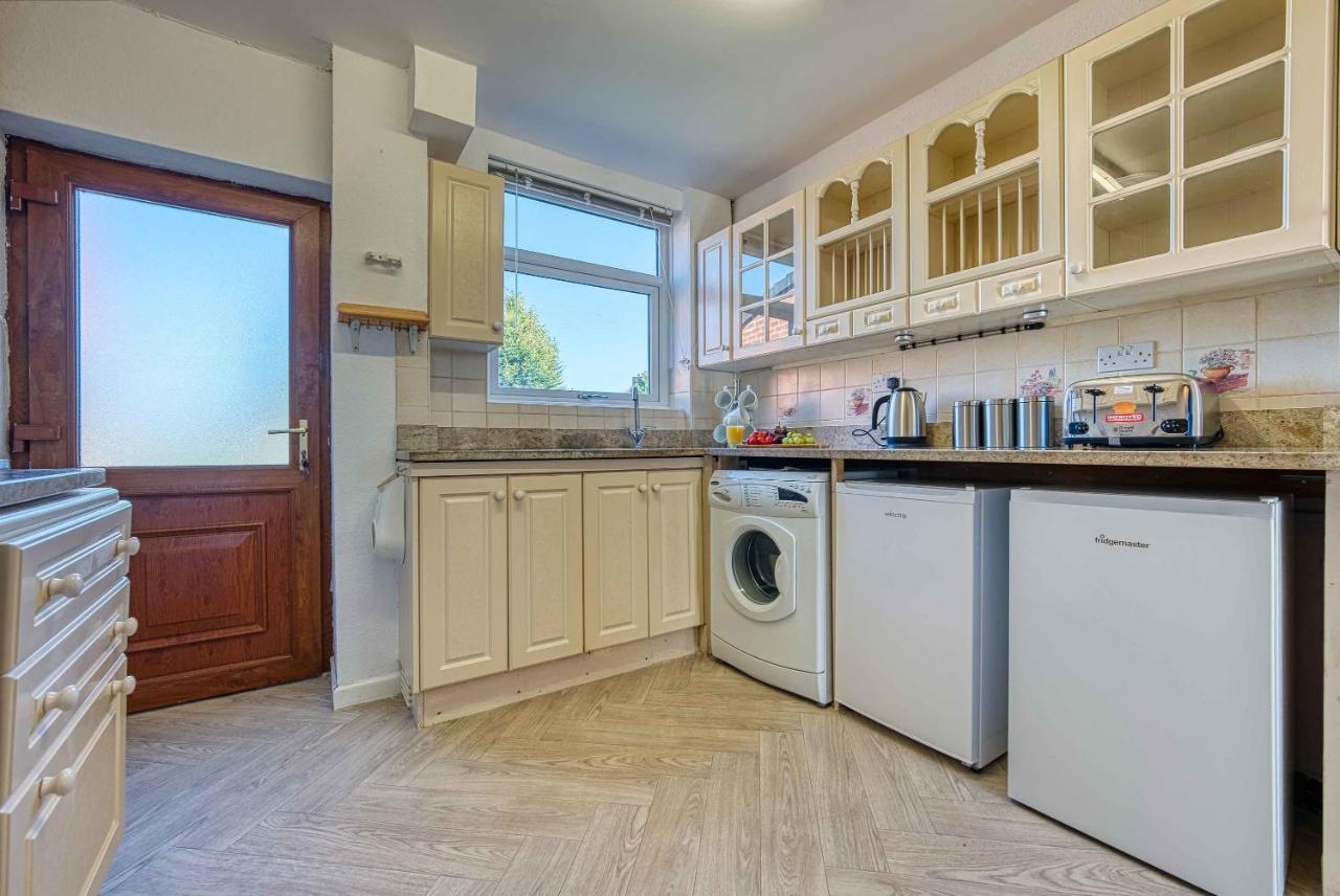 Holiday home Xclusive Living Close To Nec, Free Wifi, Netflix, Parking, Sleeps 5, 3 Bedroom House, Ideal For Families, Contractors & Corporates On Benedon Road