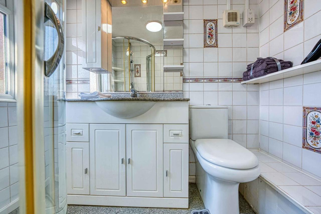 Holiday home Xclusive Living Close To Nec, Free Wifi, Netflix, Parking, Sleeps 5, 3 Bedroom House, Ideal For Families, Contractors & Corporates On Benedon Road