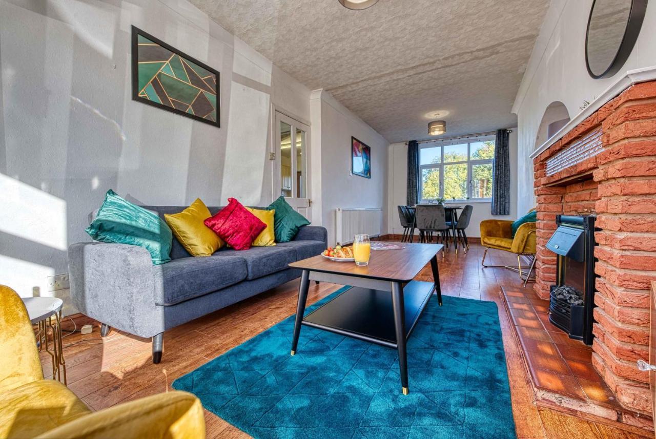 Xclusive Living Close To Nec, Free Wifi, Netflix, Parking, Sleeps 5, 3 Bedroom House, Ideal For Families, Contractors & Corporates On Benedon Road Holiday home
