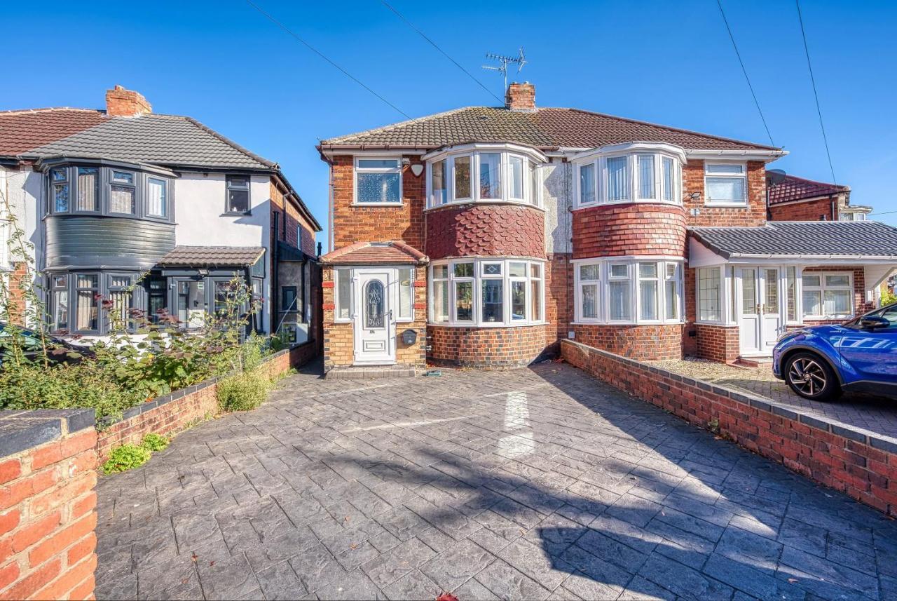 Holiday home Xclusive Living Close To Nec, Free Wifi, Netflix, Parking, Sleeps 5, 3 Bedroom House, Ideal For Families, Contractors & Corporates On Benedon Road