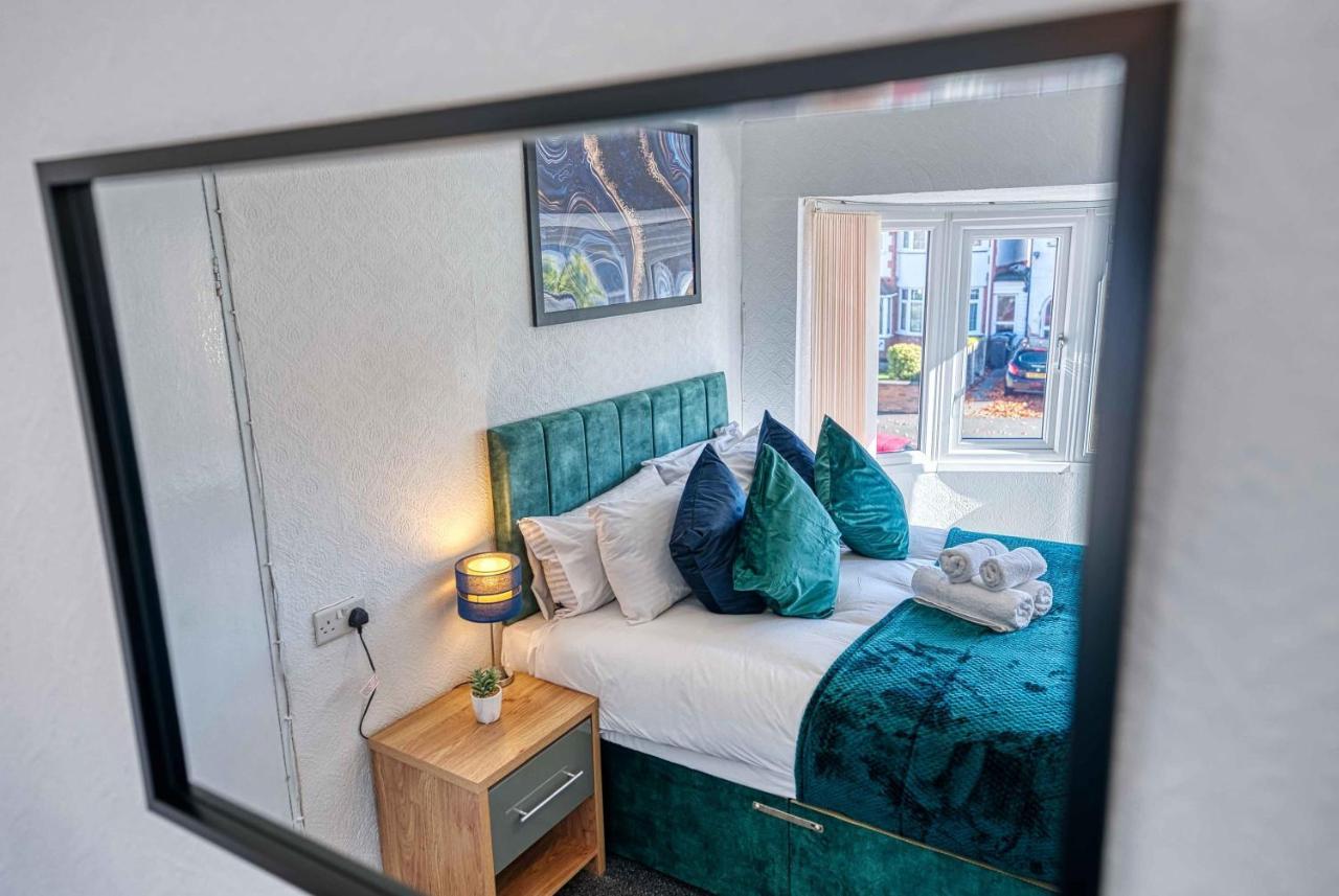 Xclusive Living Close To Nec, Free Wifi, Netflix, Parking, Sleeps 5, 3 Bedroom House, Ideal For Families, Contractors & Corporates On Benedon Road *