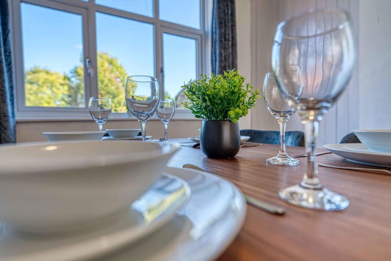 Xclusive Living Close To Nec, Free Wifi, Netflix, Parking, Sleeps 5, 3 Bedroom House, Ideal For Families, Contractors & Corporates On Benedon Road Holiday home Birmingham