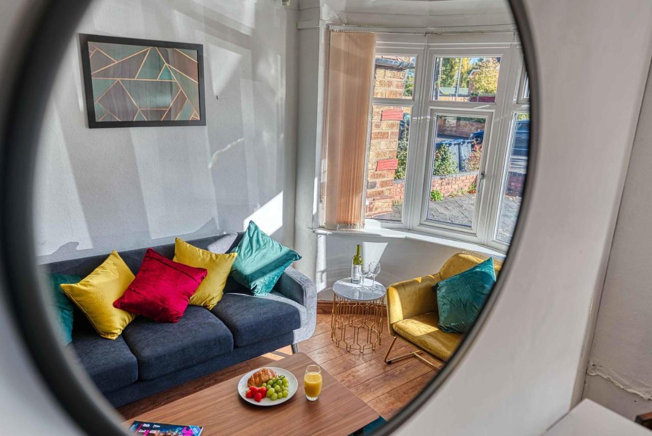 Xclusive Living Close To Nec, Free Wifi, Netflix, Parking, Sleeps 5, 3 Bedroom House, Ideal For Families, Contractors & Corporates On Benedon Road * Birmingham