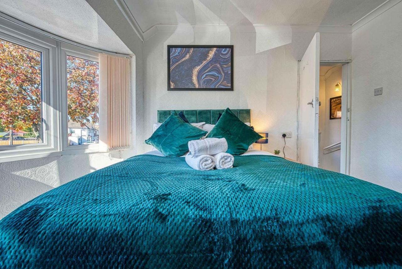 Holiday home Xclusive Living Close To Nec, Free Wifi, Netflix, Parking, Sleeps 5, 3 Bedroom House, Ideal For Families, Contractors & Corporates On Benedon Road *