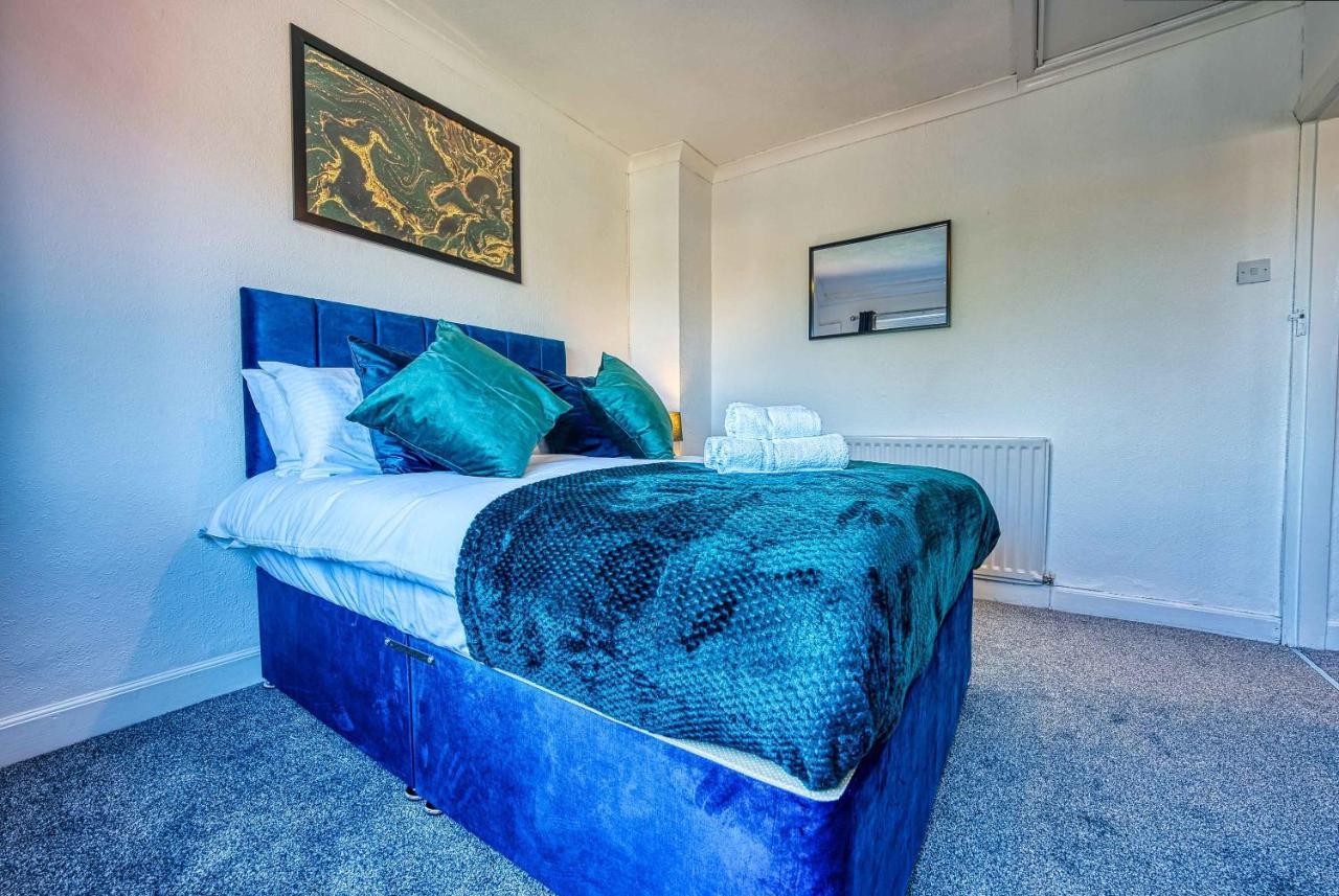 Holiday home Xclusive Living Close To Nec, Free Wifi, Netflix, Parking, Sleeps 5, 3 Bedroom House, Ideal For Families, Contractors & Corporates On Benedon Road *