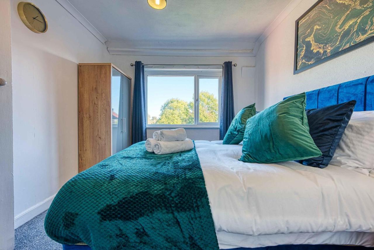 Holiday home Xclusive Living Close To Nec, Free Wifi, Netflix, Parking, Sleeps 5, 3 Bedroom House, Ideal For Families, Contractors & Corporates On Benedon Road Birmingham
