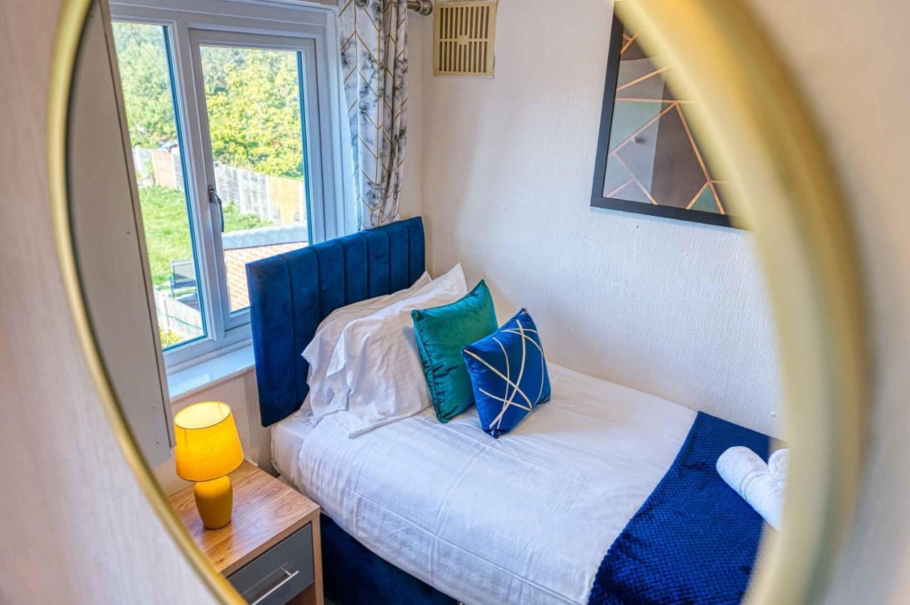 Xclusive Living Close To Nec, Free Wifi, Netflix, Parking, Sleeps 5, 3 Bedroom House, Ideal For Families, Contractors & Corporates On Benedon Road Holiday home Birmingham