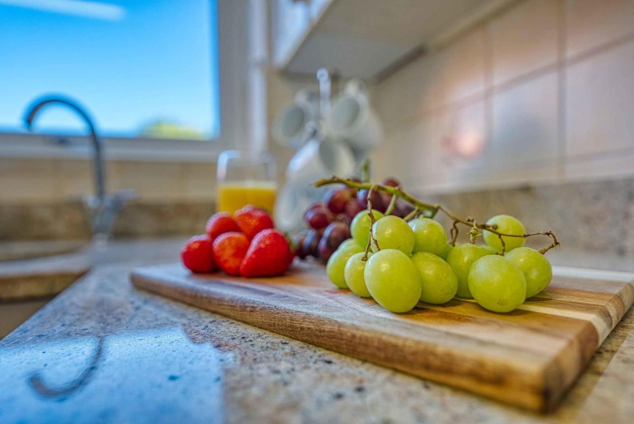 Xclusive Living Close To Nec, Free Wifi, Netflix, Parking, Sleeps 5, 3 Bedroom House, Ideal For Families, Contractors & Corporates On Benedon Road Holiday home *