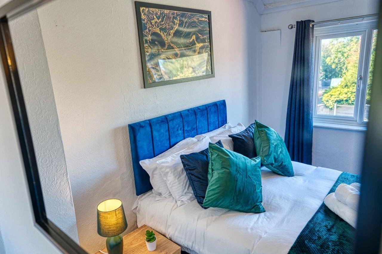 Xclusive Living Close To Nec, Free Wifi, Netflix, Parking, Sleeps 5, 3 Bedroom House, Ideal For Families, Contractors & Corporates On Benedon Road Birmingham