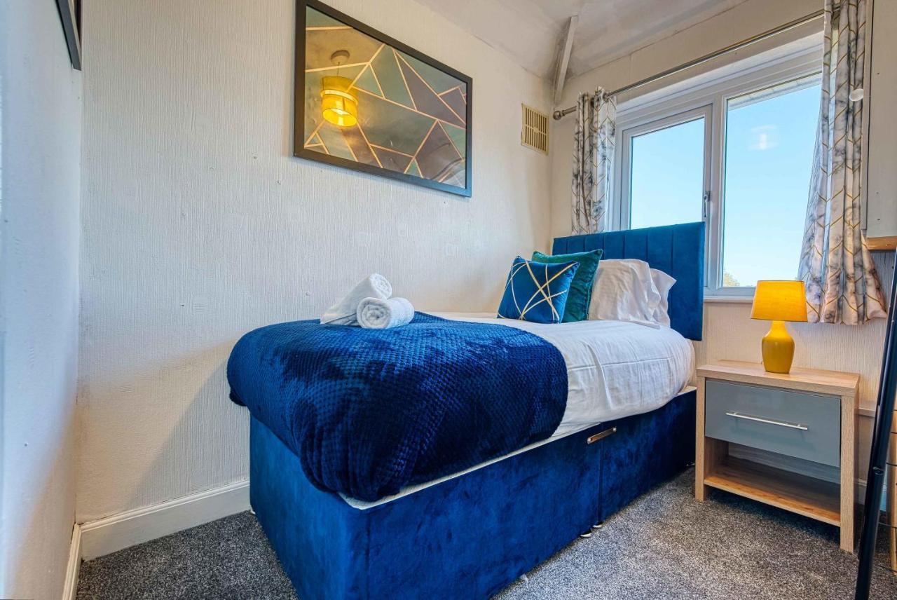 Xclusive Living Close To Nec, Free Wifi, Netflix, Parking, Sleeps 5, 3 Bedroom House, Ideal For Families, Contractors & Corporates On Benedon Road *