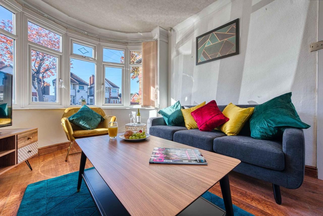 Xclusive Living Close To Nec, Free Wifi, Netflix, Parking, Sleeps 5, 3 Bedroom House, Ideal For Families, Contractors & Corporates On Benedon Road *