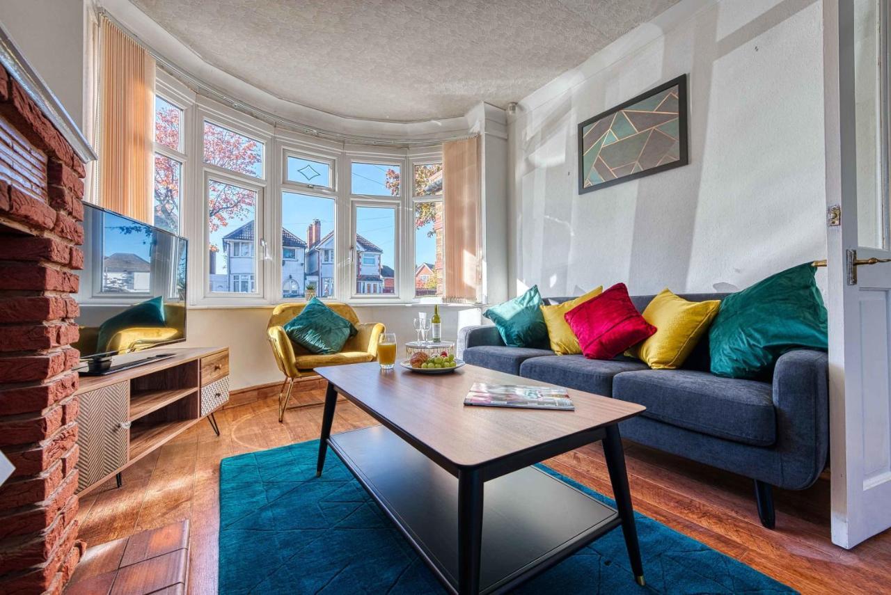 Xclusive Living Close To Nec, Free Wifi, Netflix, Parking, Sleeps 5, 3 Bedroom House, Ideal For Families, Contractors & Corporates On Benedon Road * Birmingham