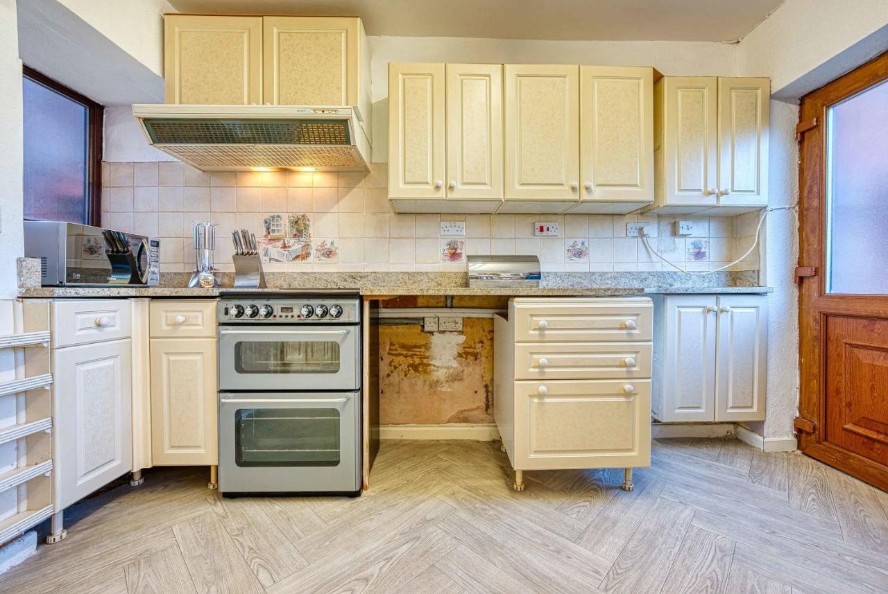 Xclusive Living Close To Nec, Free Wifi, Netflix, Parking, Sleeps 5, 3 Bedroom House, Ideal For Families, Contractors & Corporates On Benedon Road *