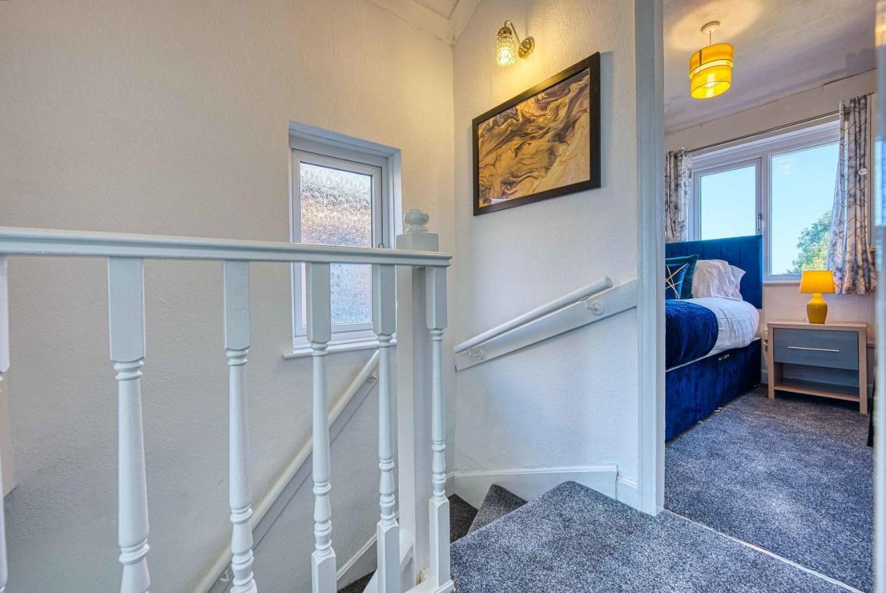 Xclusive Living Close To Nec, Free Wifi, Netflix, Parking, Sleeps 5, 3 Bedroom House, Ideal For Families, Contractors & Corporates On Benedon Road Holiday home *
